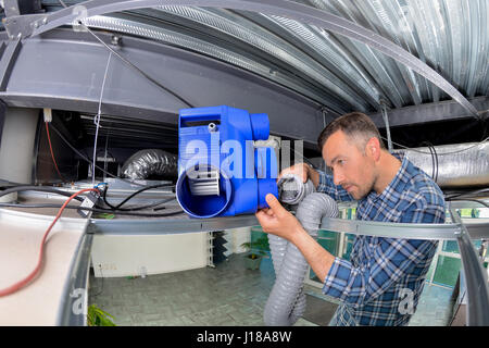 Installation einer Klimaanlage / Heizung Stockfoto