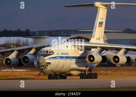 SCHUKOWSKI, MOSCOW REGION, Russland - 31 NOVEMBER 2013: Ilyushin IL-76MD RA-78850 der russischen Luftwaffe stehen in Schukowski. Stockfoto