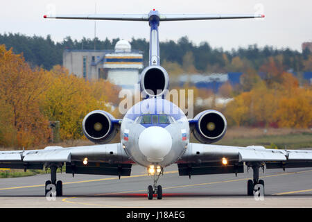 SCHUKOWSKI, MOSCOW REGION, Russland - 13. Oktober 2014: Tupolew Tu - 154 M RA-85317 segelnder Testflug in Schukowski. Stockfoto