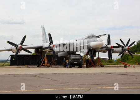 SCHUKOWSKI, MOSCOW REGION, Russland - 12. August 2015: Tupolev Tu-95MS RF-94205 stehen in Schukowski. Stockfoto