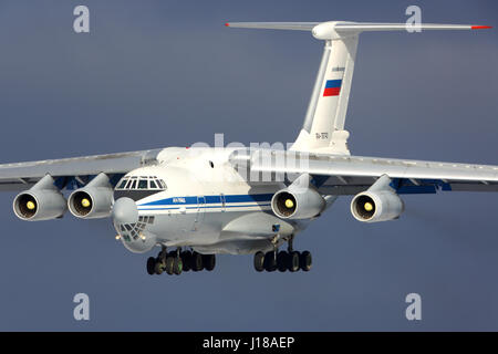 KUBINKA, MOSCOW REGION, Russland - 24. Februar 2014: Ilyushin IL-76MD der russischen Luftwaffe landet auf dem Kubinka Luftwaffenstützpunkt. Stockfoto