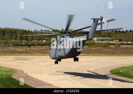 KUBINKA, Gebiet Moskau, Russland - 9. Mai 2015: Hubschrauber Mil Mi-26 RF-95573 der russischen Luftwaffe ausgeschiedenen Kubinka Luftwaffenstützpunkt auf ein Sieger abgebildet Stockfoto