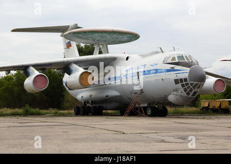 SCHUKOWSKI, Gebiet Moskau, Russland - 12. August 2015: Iljuschin IL-976 76455 spezielle testet Flugzeuge stehen in Schukowski. Stockfoto