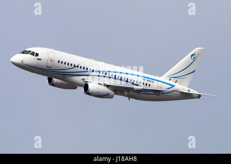 VNUKOVO, MOSCOW REGION, Russland - 23. Juli 2015: Sukhoi Superjet 100 der Gazpromavia landet auf dem internationalen Flughafen Vnukovo. Stockfoto