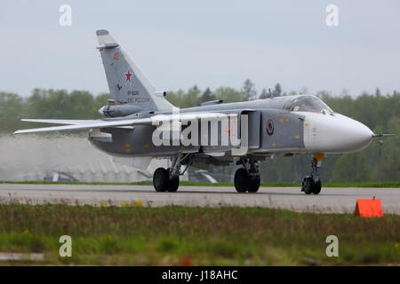 KUBINKA, MOSCOW REGION, Russland - 18. Mai 2015: Suchoi SU-24 RF-92245 Bomber der russischen Luftwaffe des Rollens bei Kubinka Air Force base. Stockfoto