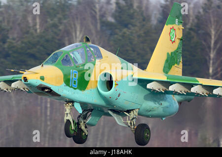 KUBINKA, MOSCOW REGION, Russland - 28. Februar 2015: Sukhoi Su-25UB Turkmenistan Luftwaffe landet auf dem Kubinka Luftwaffenstützpunkt. Stockfoto