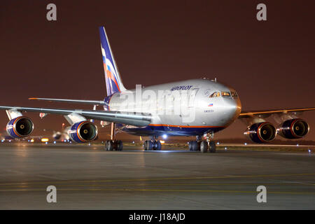 "Scheremetjewo", MOSCOW REGION, Russland - 29. März 2014: Iljuschin IL-96-300 am internationalen Flughafen "Scheremetjewo" stehen. Stockfoto