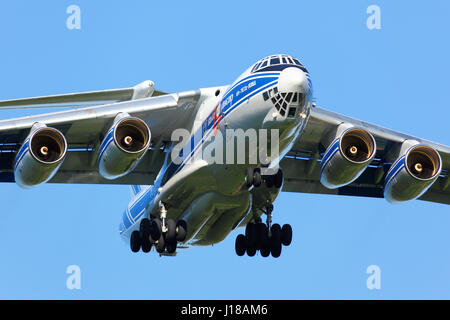 Scheremetjewo, Moskau, Russland - 23 SEPTEMBER 20114: Iljuschin IL-76TD-90 landet auf dem internationalen Flughafen "Scheremetjewo". Stockfoto