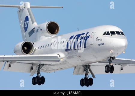 VNUKOVO, MOSCOW REGION, Russland - 23. März 2014: Utair Jakowlew Jak-42 landet auf dem internationalen Flughafen Vnukovo. Stockfoto