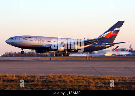 "Scheremetjewo", MOSCOW REGION, Russland - 29. März 2014: Tousching Iljuschin IL-96-300 nach unten auf dem internationalen Flughafen "Scheremetjewo". Stockfoto