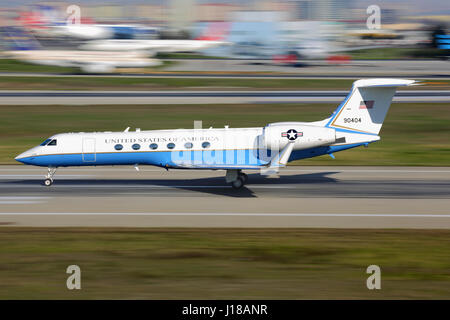 ISTANBUL, Türkei - 19. März 2014: Gulfstream Aerospace C-37A der US Air Force am internationalen Flughafen Atatürk ausziehen. Stockfoto