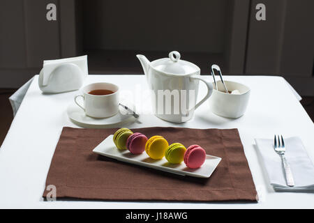 Süße und bunte französische Macarons oder Macaron auf weißem Hintergrund Stockfoto