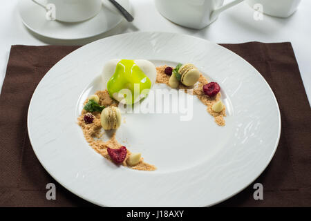 Kuchen Eis auf eine weiße Runde Platte dekoriert Stockfoto