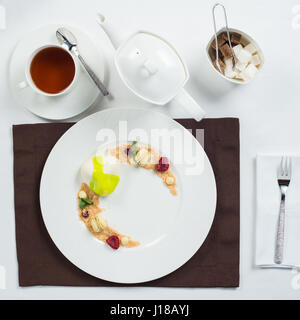 Kuchen Eis auf eine weiße Runde Platte dekoriert Stockfoto