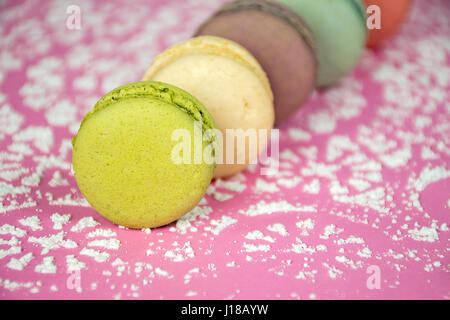 bunte französische Macarons auf Puderzucker design Stockfoto