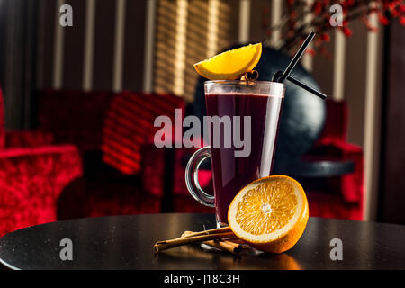 Glühwein mit Zimtstangen in Glas und Christmas cookies Stockfoto