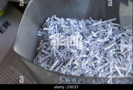 Zerkleinerte Büropapier in einem Korb Stockfoto