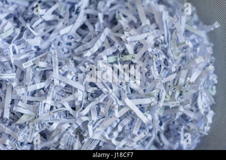 Zerkleinerte Büropapier in einem Korb Stockfoto
