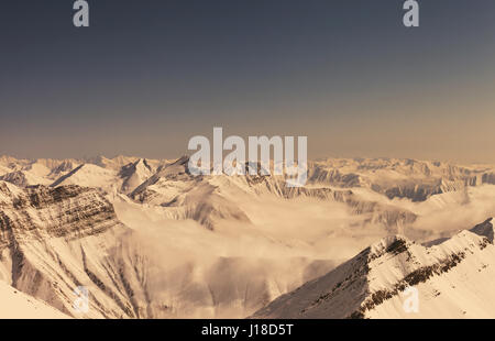 Winterberge in Vintage-Effekt. Kaukasus, Georgien, Region Gudauri. Stockfoto