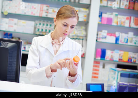 Lesen Sie vor der Verwendung der Medizin die Zusammensetzung Stockfoto