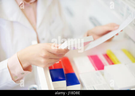 Apotheker-Füllung-Rezept in Apotheke Stockfoto