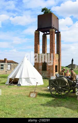 Stowe Maries Flugplatz Essex, Großbritannien - 14. Mai 2014: Weltkrieg ein Feldlager bei Freizeit-Veranstaltung am Flugplatz mit Wasserturm Stockfoto