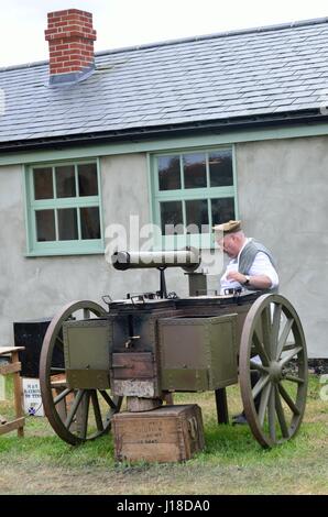 Stowe Maries Flugplatz Essex, Großbritannien - 14. Mai 2014: kleine Weltkrieg eine Lafette mit Mann auf Erholung event Stockfoto