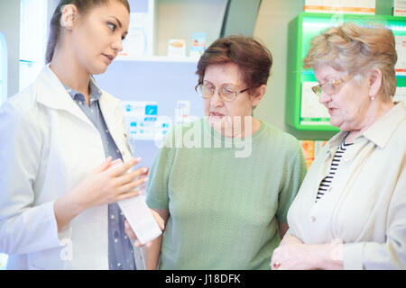 Apotheker empfehlenden Produkt für Kunden Stockfoto