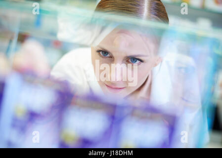 Kopfschuss attraktive Apothekerin Stockfoto