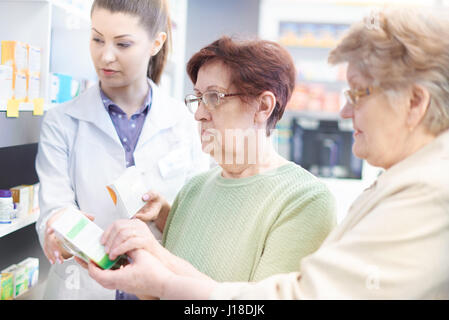 Absprache mit professionellen Apotheker Stockfoto