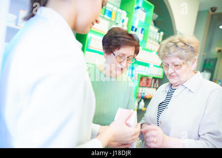 Frauen in Führungspositionen Vergleich Arzneimittel in der Apotheke Stockfoto