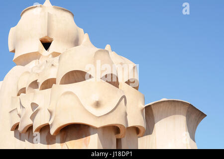 BARCELONA, Spanien - 6. April 2017: Gaudi Schornsteine auf Casa Mila, La Pedrera in Barcelona Stockfoto