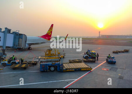 Peking, China-Mai 19, 2016: Die Flugzeuge der Hainan Airlines ist bei der Aerobridge Beijing Capital international Airport mit Bodenabfertigung geparkt Stockfoto