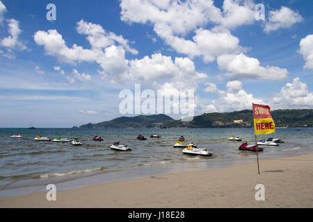 Jetskis festgemacht im vertäut am Strand in Patong, Phuket, Thailand Stockfoto