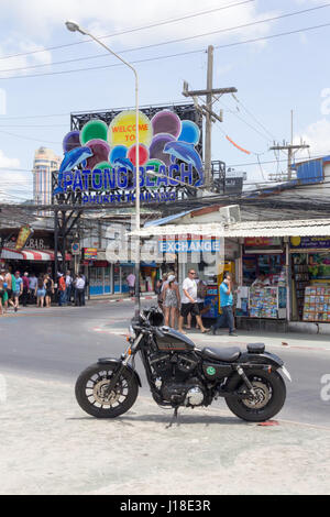 Harley Davidson vierzig acht Motorrad geparkt an der Beachroad, Patong, Phuket, Thailand Stockfoto