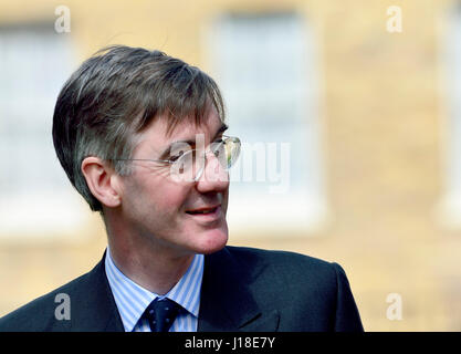 Jakob Rees-Mogg MP (Con: North East Somerset) am College Green, Westminster 18. April 2017 kurz nach den Parlamentswahlen wurde bekannt gegeben. Stockfoto