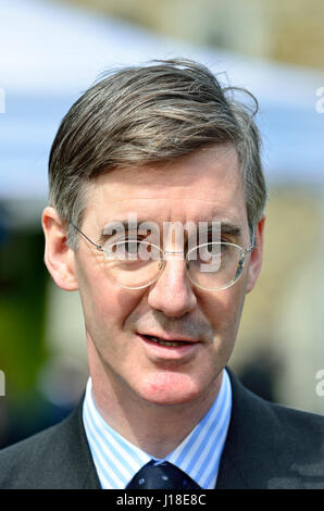 Jakob Rees-Mogg MP (Con: North East Somerset) am College Green, Westminster 18. April 2017 kurz nach den Parlamentswahlen wurde bekannt gegeben. Stockfoto