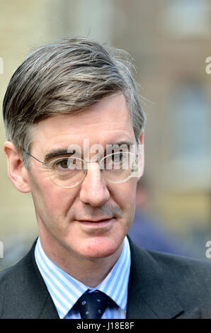 Jakob Rees-Mogg MP (Con: North East Somerset) am College Green, Westminster 18. April 2017 kurz nach den Parlamentswahlen wurde bekannt gegeben. Stockfoto