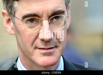 Jakob Rees-Mogg MP (Con: North East Somerset) am College Green, Westminster 18. April 2017 kurz nach den Parlamentswahlen wurde bekannt gegeben. Stockfoto