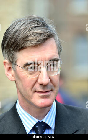 Jakob Rees-Mogg MP (Con: North East Somerset) am College Green, Westminster 18. April 2017 kurz nach den Parlamentswahlen wurde bekannt gegeben. Stockfoto