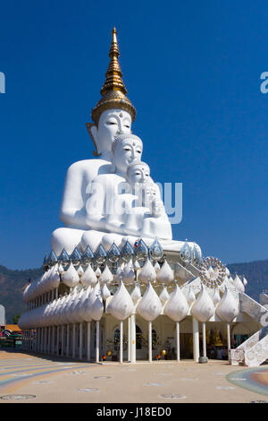 Fünf weißen Buddha Statuen am Wat Pha Sorn Kaew, Khao Kho, Phetchabun, Thailand Stockfoto