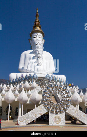 Fünf weißen Buddha Statuen am Wat Pha Sorn Kaew, Khao Kho, Phetchabun, Thailand Stockfoto