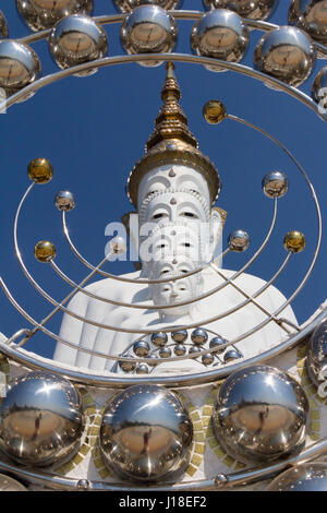 Fünf weißen Buddha Statuen am Wat Pha Sorn Kaew, Khao Kho, Phetchabun, Thailand Stockfoto