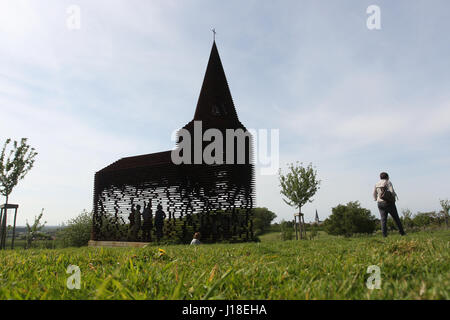 Zwischen den Zeilen lesen ist ein See-through Kirche gebaut als eine Kunstinstallation in Borgloon, Belgien. Stockfoto