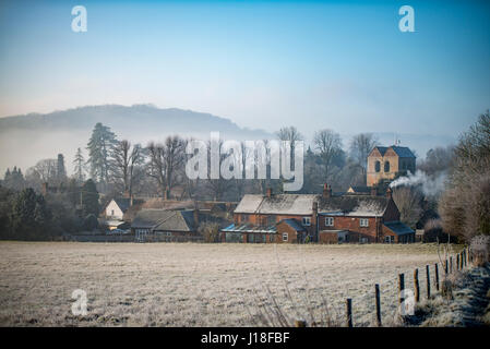 Das Dorf Fingest aus dem Osten an einem nebligen, frostig, Wintermorgen, Stockfoto