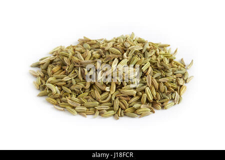 Haufen von getrocknete Fenchelsamen isoliert auf weißem Hintergrund Stockfoto