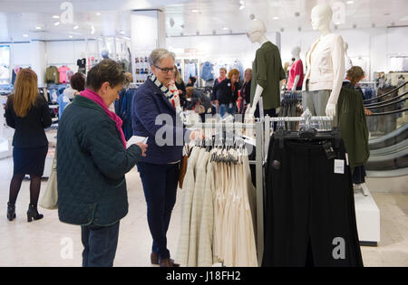 ENSCHEDE, Niederlande - 13. April 2017: Frau befinden sich Einkaufsmöglichkeiten in Bekleidungsgeschäft C & A nachdem es wieder geöffnet worden. Stockfoto