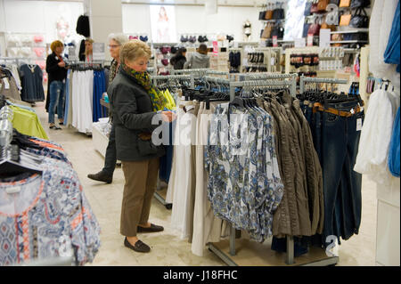 ENSCHEDE, Niederlande - 13. April 2017: Frauen befinden sich Einkaufsmöglichkeiten in Bekleidungsgeschäft C & A nachdem es wieder geöffnet worden Stockfoto