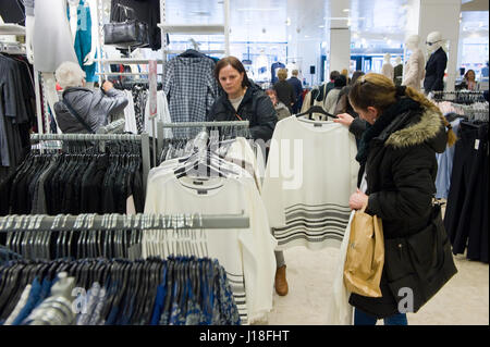 ENSCHEDE, Niederlande - 13. April 2017: Frau befinden sich Einkaufsmöglichkeiten in Bekleidungsgeschäft C & A nachdem es wieder geöffnet worden. Stockfoto