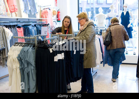 ENSCHEDE, Niederlande - 13. April 2017: Frauen befinden sich Einkaufsmöglichkeiten in Bekleidungsgeschäft C & A nachdem es wieder geöffnet worden. Stockfoto